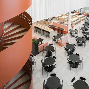 Varia Vehkalan portaikko ja kalusteet