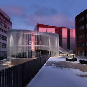 Innovaatio- ja Vierailukeskus Joki illalla